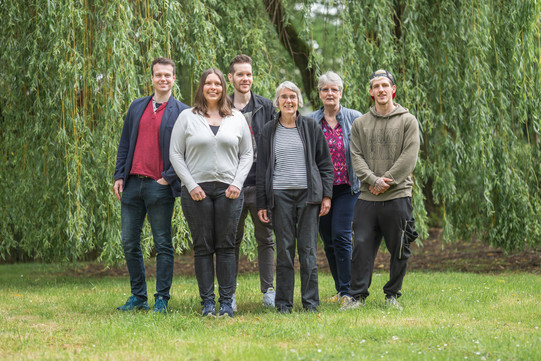 Ein Bild der Lehrstuhlmitarbeitenden, das am 15.05.24 aufgenommen wurde. Es zeigt von links nach rechts die folgenden Mitarbeitenden: Dr. Mirko Jakubzik, Dr. Andrea Bommert, Marvin Napps, Prof. Dr. Christine Müller, Heike Große-Oetringhaus, Marco Jeschke.
